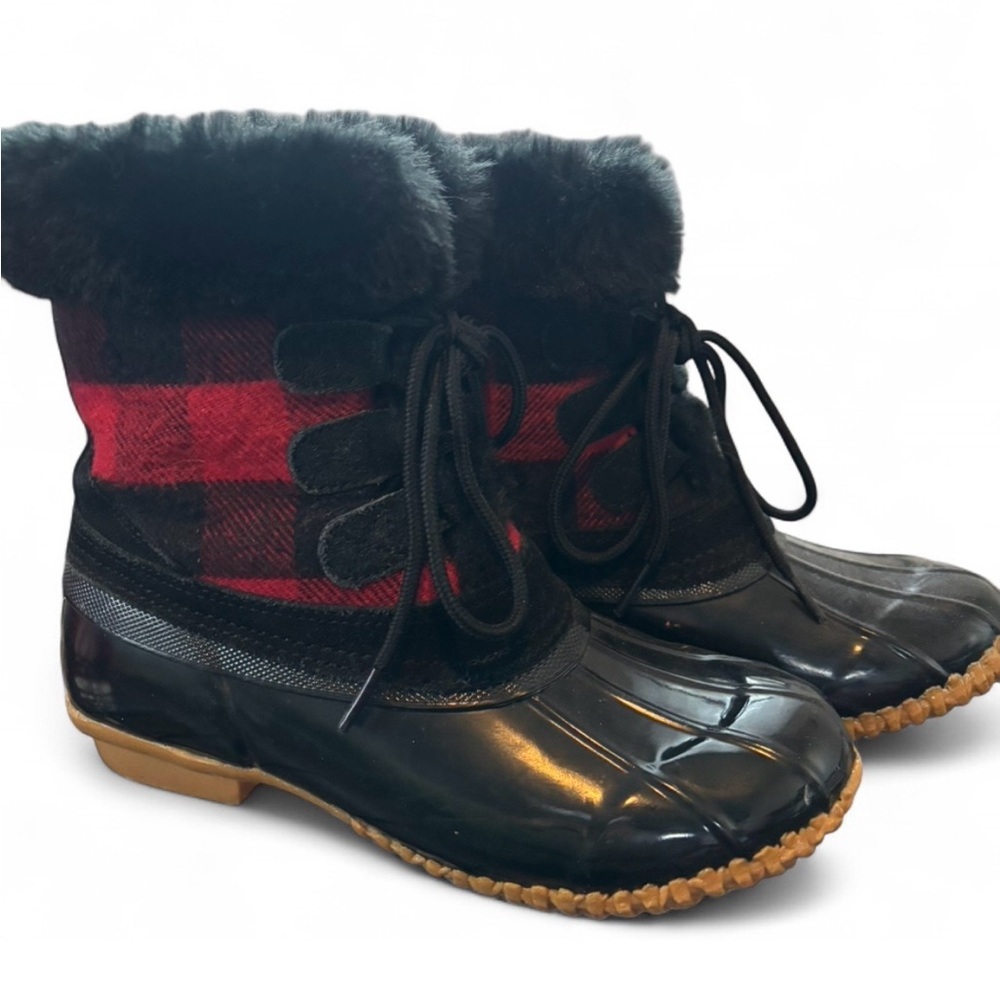 Woman’s bass Plaid Black and Red Winter Boots size 7